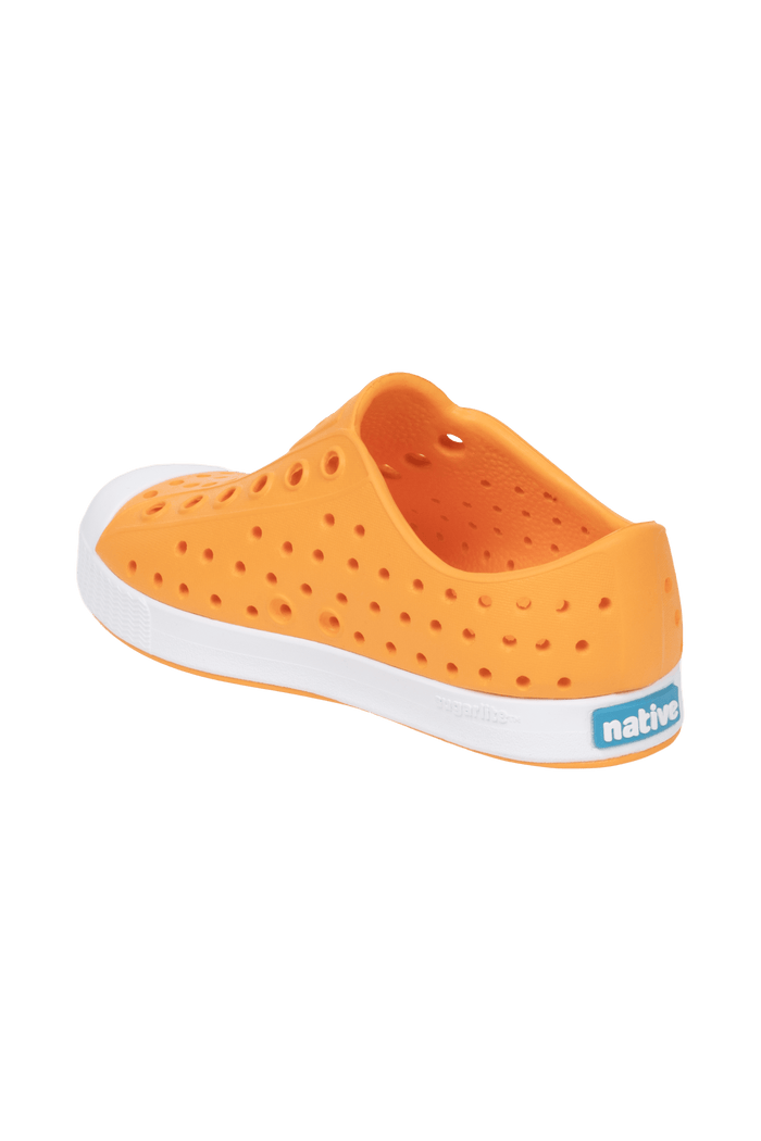 Angled view of a Native Shoes Kids Jefferson Kids | Pynor/Shlwht Footwear in Pynor/Shlwht