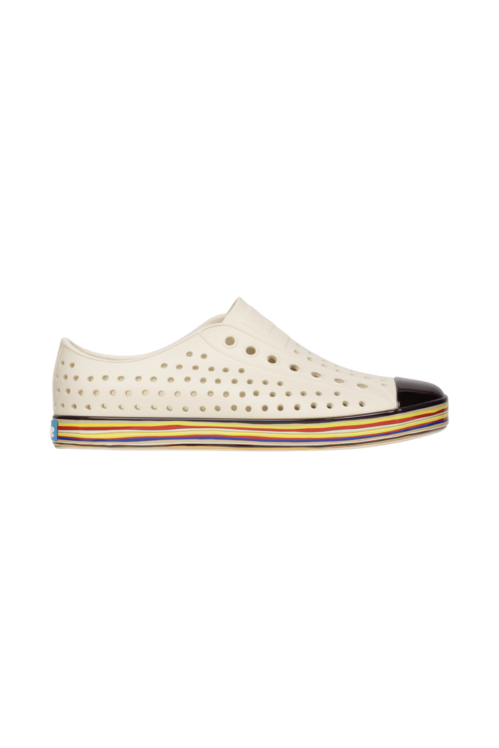 Side view of a Native Shoes Adults Jefferson Wanderfoam Wrp Footwear in Bnwht/Strtarnbw