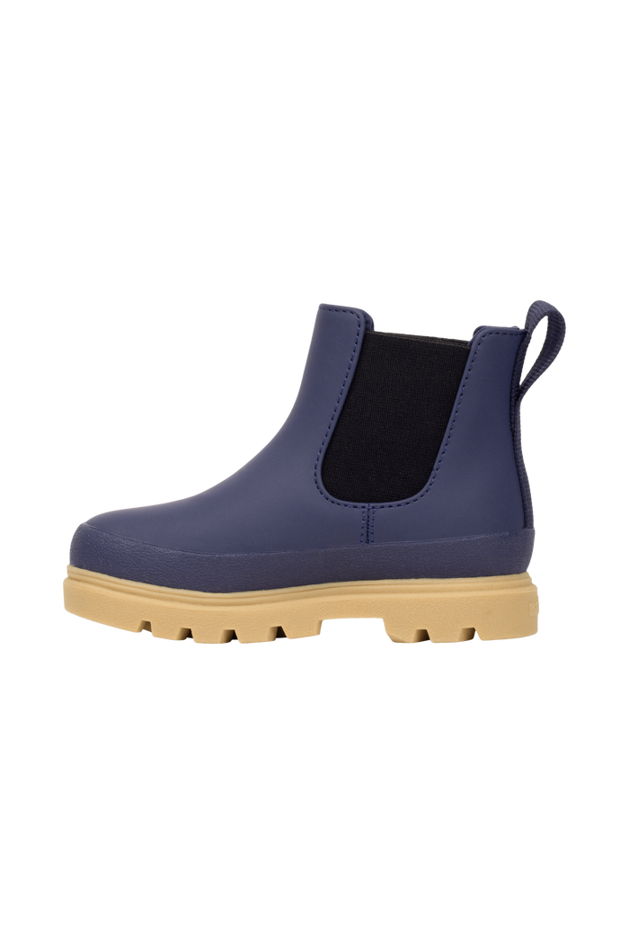 Angled view of a Native Shoes Kids Kensington Chelsea Kids | Rgtabl/Gumbr Footwear in Rgtabl/Gumbr