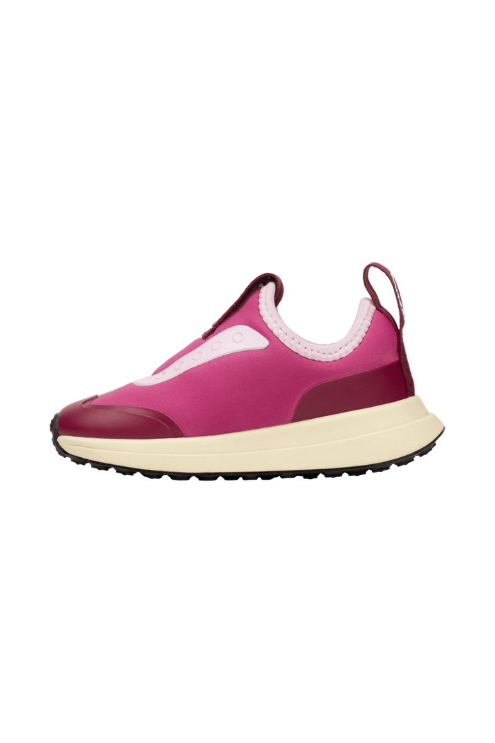 Angled view of a Native Shoes Kids Robbie Dash Kids | Smbpnk/Tapoffwht/Jfyblk Footwear in Smbpnk/Tapoffwht/Jfyblk