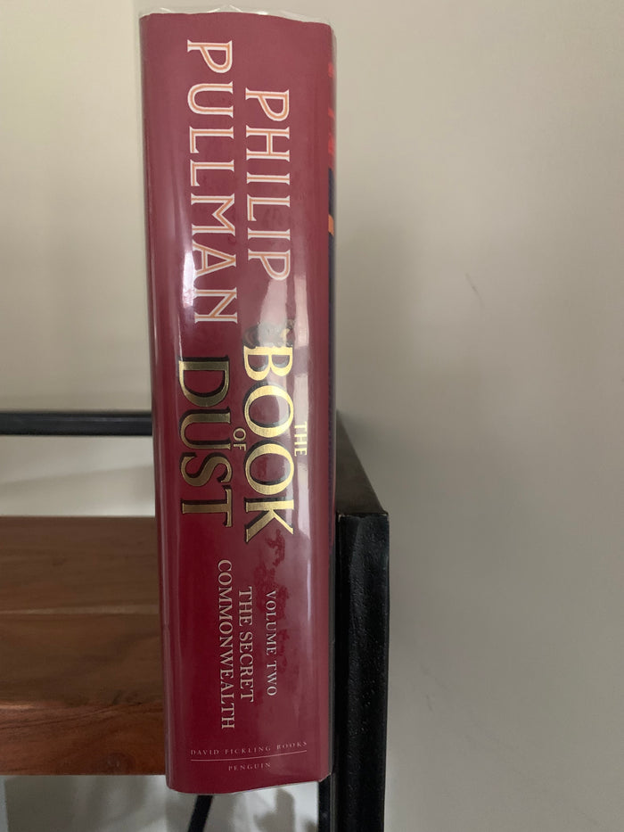 The Book of Dust - Volume Two: The Secret Commonwealth (with promotional badge set)
